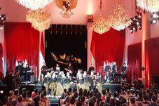 Tak Lagi Sakral, Istana...