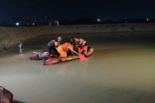Mencari Ikan, Dua Remaja...
