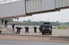 Petugas Avsec dan Penumpang...