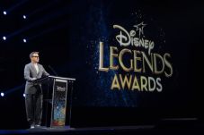 Terima Penghargaan Disney...