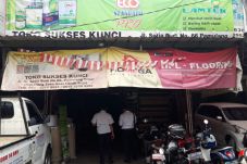 Jebol Tembok Ruko, Kawanan...
