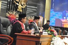 Anies Ajak Anggota DPRD...