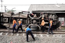 Mogok di Tengah Rel,...