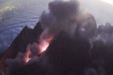 Gunung Merapi Luncurkan...