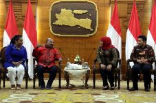 Lukas Enembe Temui Khofifah,...