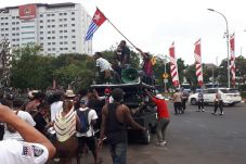 Bubarkan Diri, Pengunjuk...