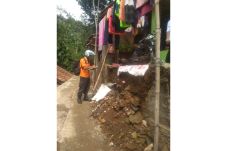 Tanah Longsor Rusak...