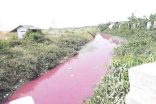 Aneh, Air Sungai di...
