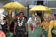 Tinjau Prajurit TNI...
