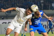 Debut Pemain Asing Warnai...