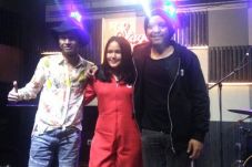 Luncurkan Single, Anak...