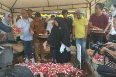 Keluarga Bakal Ikuti...