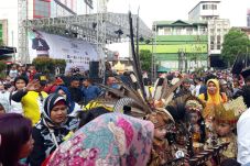 Meriah, Ribuan Warga...