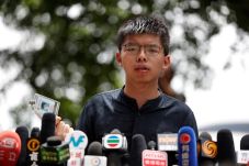 Polisi Hong Kong Bebaskan...