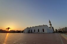 Masjid Qisas, Antara...