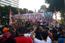 Lewat Pentas Seni Yospan...