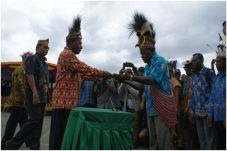 Bupati Mathius Awoitauw:...