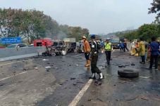 Tabrakan Beruntun di...