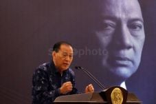 Luncurkan Buku, Agus...