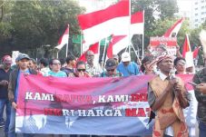 Demo di depan Istana,...