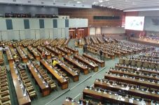 Hanya Dihadiri 77 Dewan,...