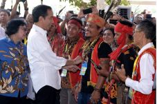 Jokowi Serahkan SK TORA...