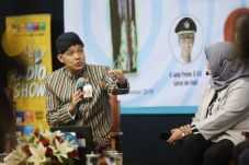 Ganjar Kenakan Beskap...
