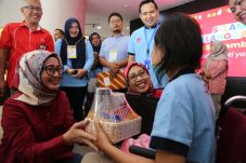 Demi Anda, Telkomsel...