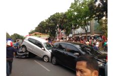 Tabrakan Beruntun di...