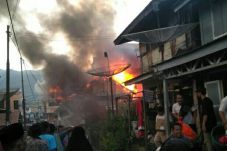 Amukan Api Ratakan Rumah...