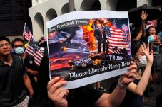 Demonstran Minta Trump...