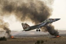 Israel Bombardir Basis...