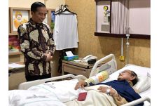 Presiden Jokowi Jenguk...