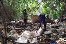 Tertutup Sampah, Sungai...