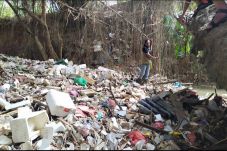 Bersihkan Sampah di...