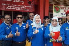 Diwakili Istri, Lurah...