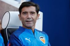 Valencia Pecat Pelatih...