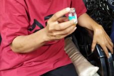 Puskesmas Berikan Obat...