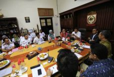 Nurdin - Iqbal Sambut...