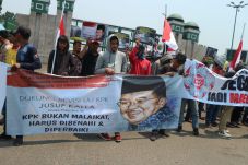 Gelar Aksi Dukung Revisi...