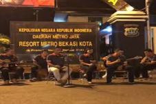 Menikmati Live Music...