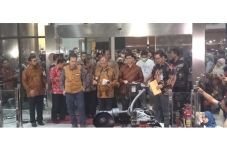 Pimpinan KPK Serahkan...