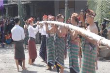 Tradisi Tenun Boteng...