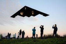 Bomber Siluman B-2 AS...