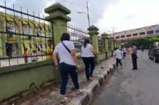 Puluhan Orang Tua Bersihkan...