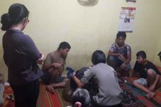 Tertidur di Rel, Warga...