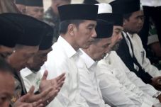 Presiden Jokowi Salat...