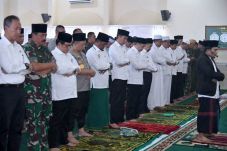 Presiden Jokowi Salat...