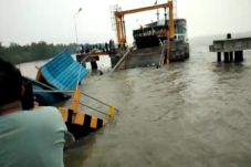 Jembatan di Pelabuhan...