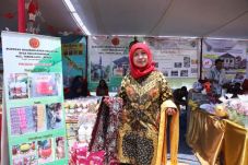PLN Salurkan Bantuan...